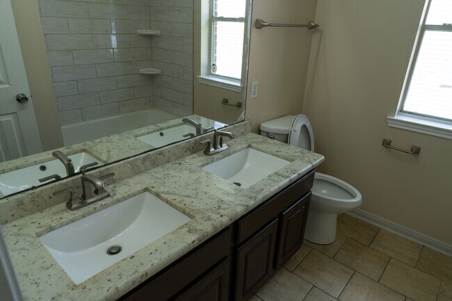 Building Photo - 15627 Rosewood Hill Ct