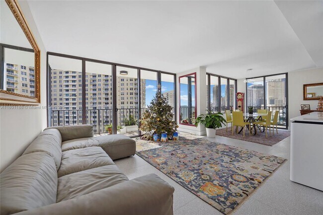 Building Photo - 520 Brickell Key Dr