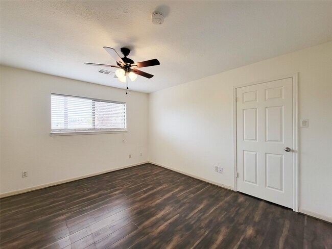 Building Photo - 4717 Country Club View