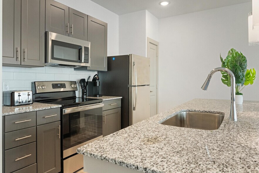 Building Photo - 12100 1/2 Ferrystone Glen Drive-SI ID1240327P