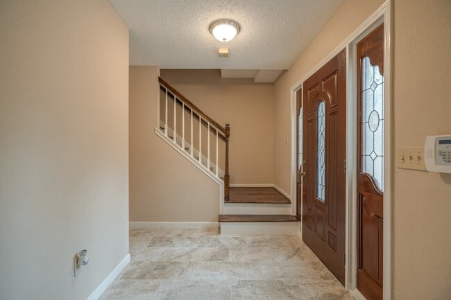 Building Photo - 11 Robin Run Dr