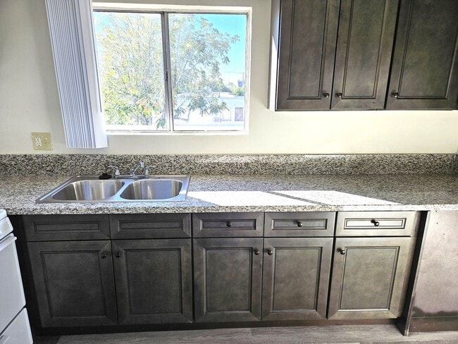 Building Photo - North Hills, cute 1bd/1ba, move-in ready!