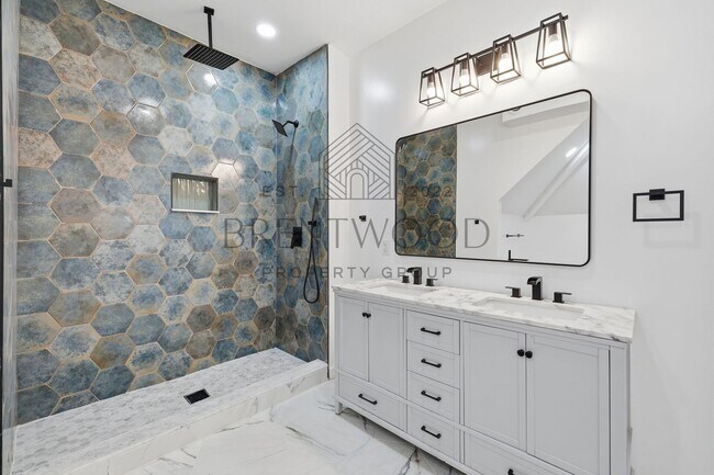 Building Photo - Contemporary 4bed/3bath with Private Yard