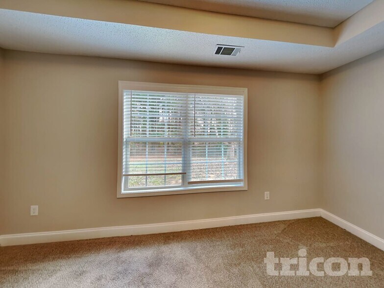 Building Photo - 621 Savannah Dr