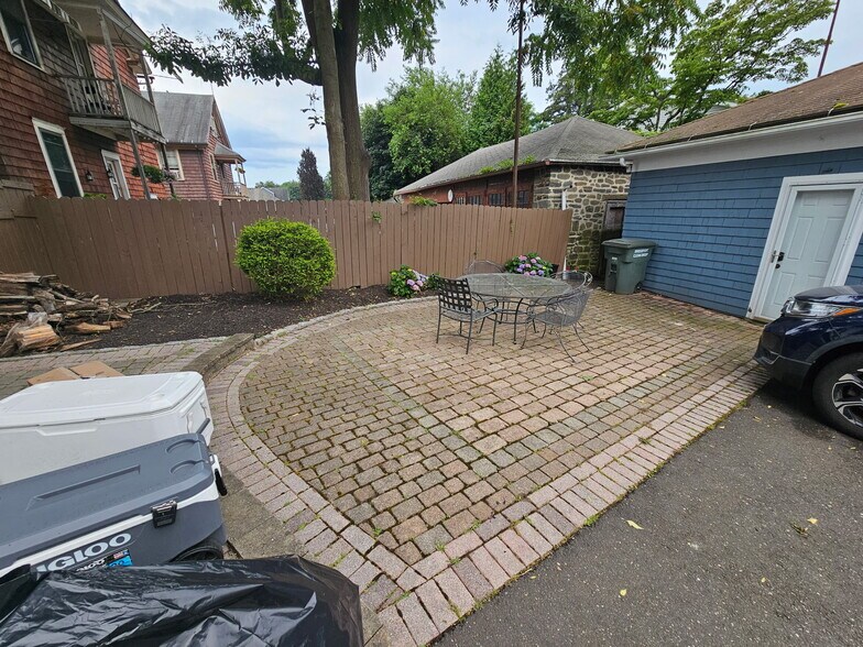 back patio - 675 Courtland Ave