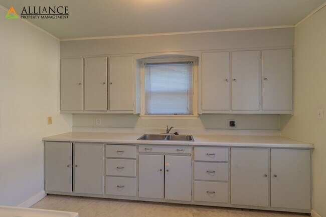 Building Photo - 1734 Laramie St