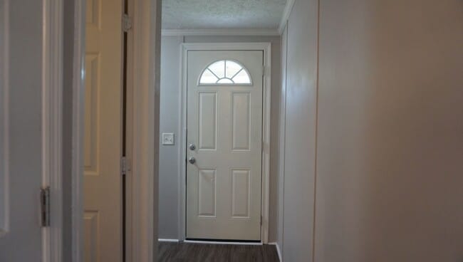 Building Photo - 3 Bedroom Mobile Home in the County