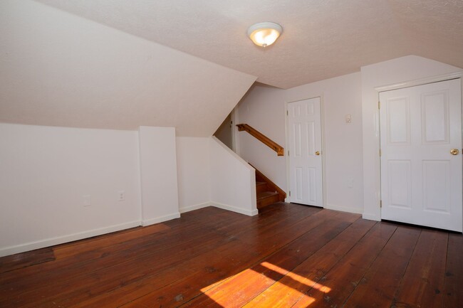 Building Photo - 3 bedroom, 1 full/1 half bath, Duplex in C...