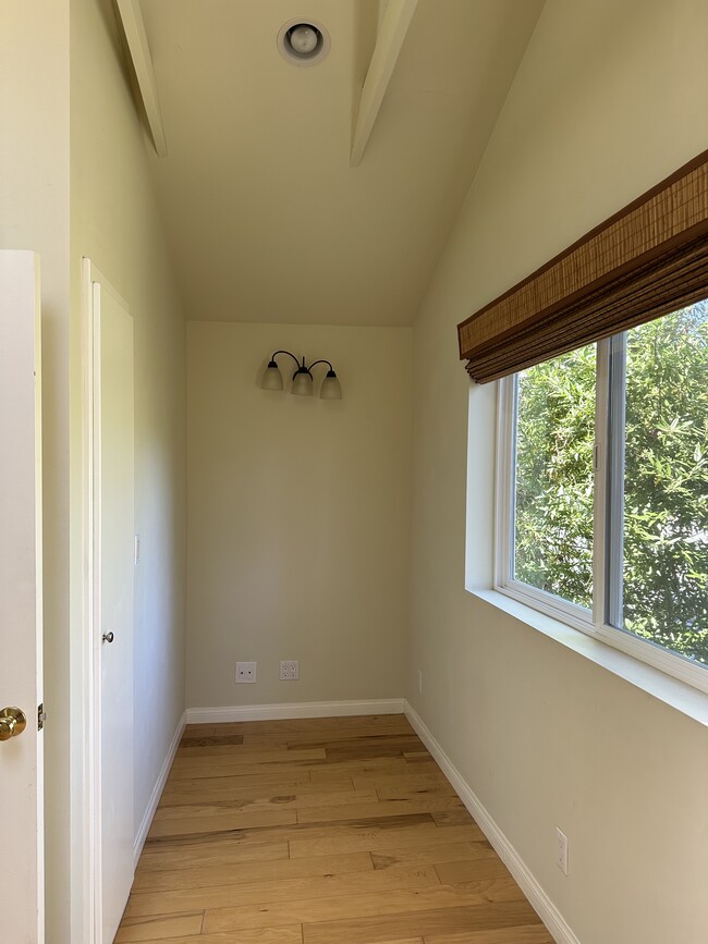 Upstairs bedroom nook for baby crib, writing desk, or make-up station - 19876 Observation Dr