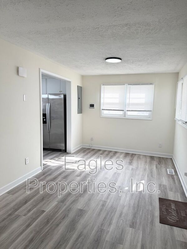 Building Photo - 512 N Pineview Ave