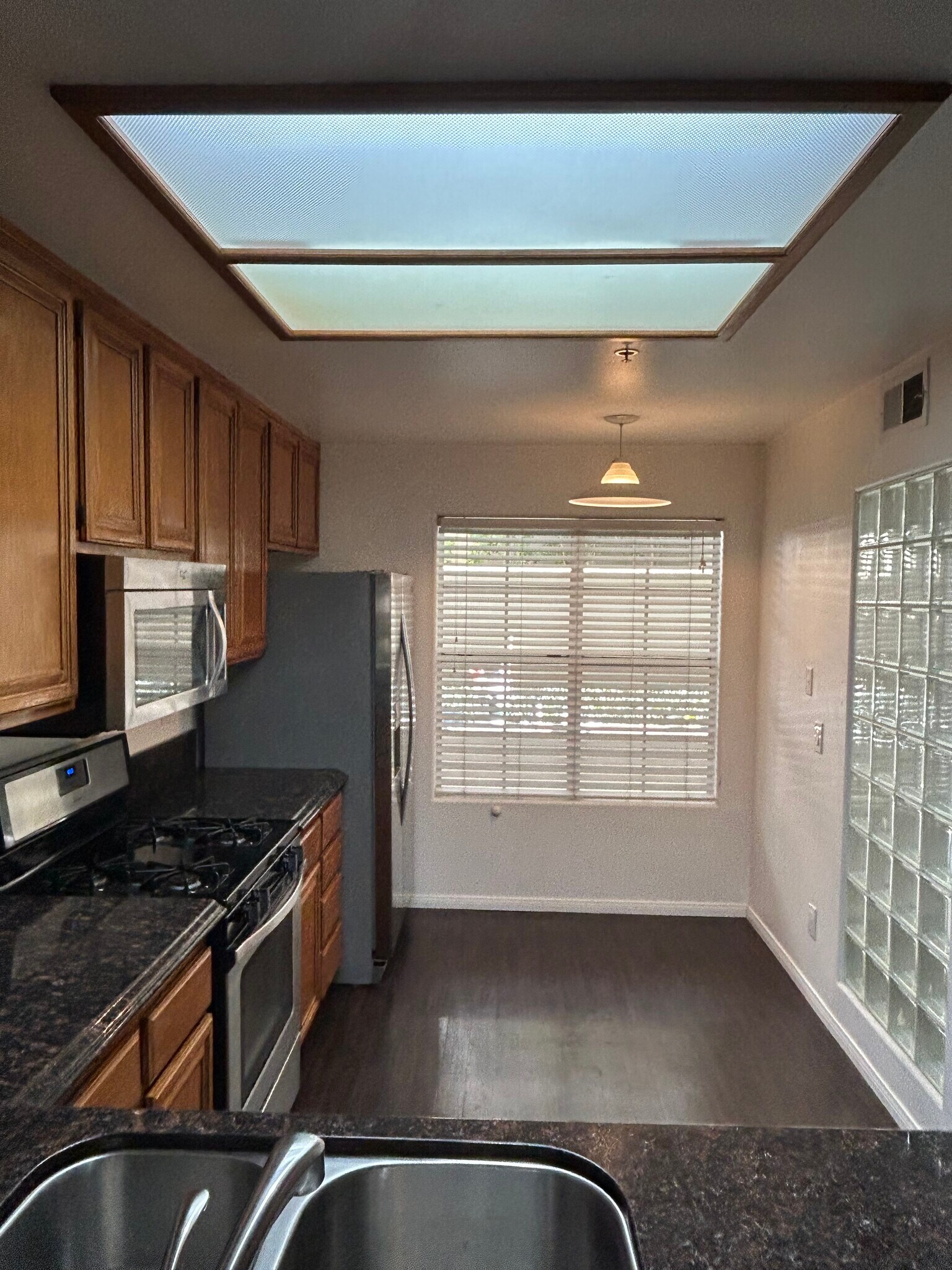 Kitchen - 415 Townsquare Ln