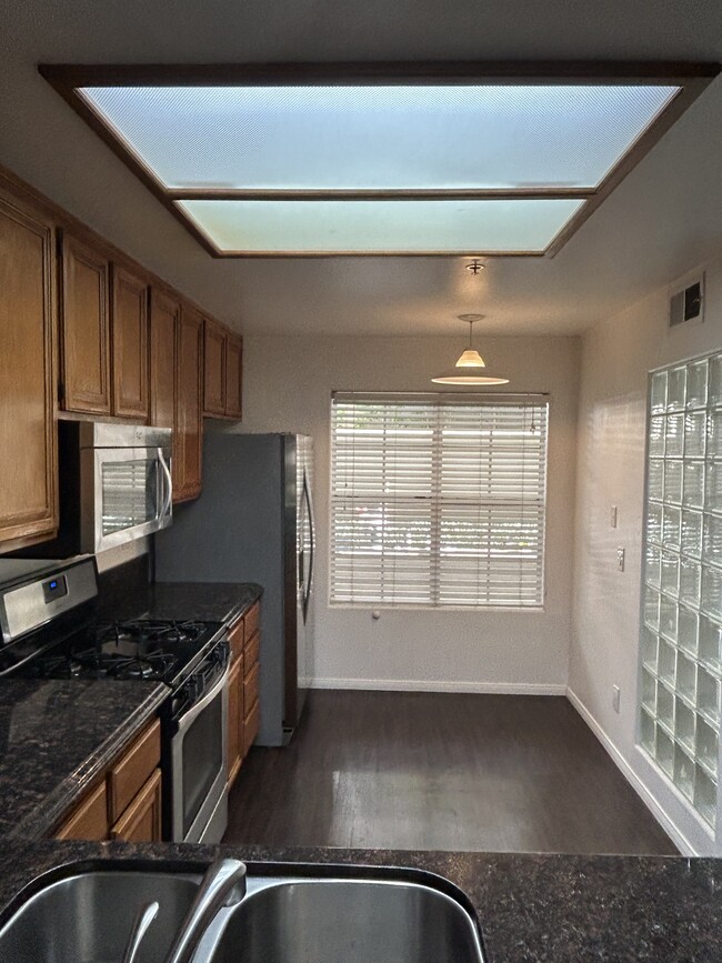 Kitchen - 415 Townsquare Ln