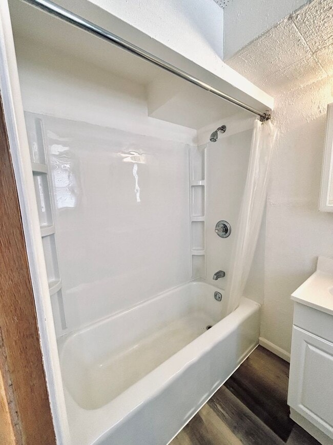 Building Photo - Quaint 1bed 1bath Lower Level Unit, With P...