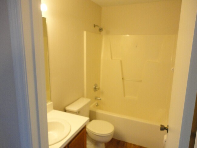 Building Photo - 2bedroom/2 bath condo in Rockwood Villas.
