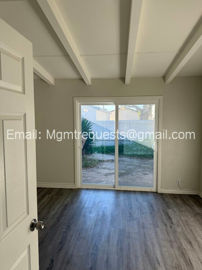 Building Photo - 1180 W Valencia Dr