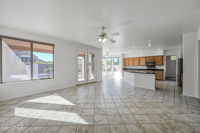 Building Photo - 4633 E Robin Ln