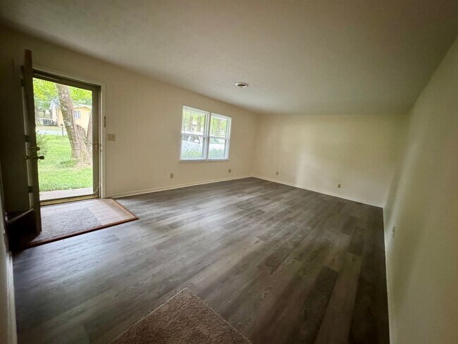 Building Photo - Lone Oak House