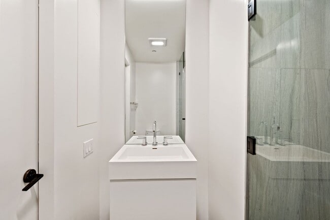 Building Photo - Modern 1 Bed, 1 Bath Condo @ 10th & Howard...