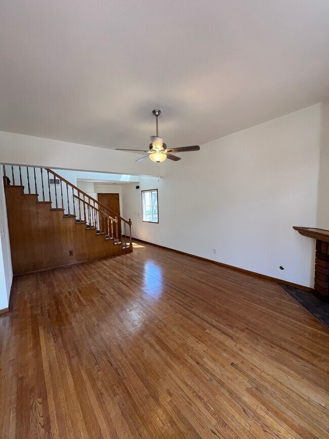 Building Photo - Townhome in the heart of Norwalk!