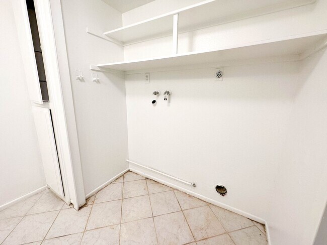 Building Photo - Townhome AVAILABLE NOW in Colton. 2 Bed / 2 Bath Floorplan  + Garage!