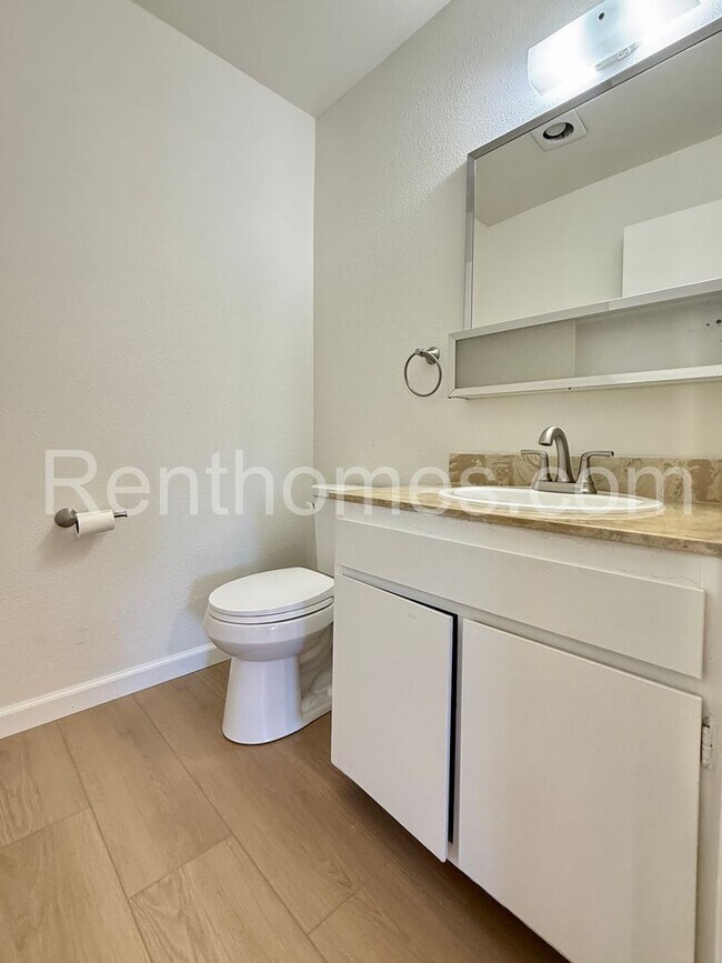 Building Photo - 9628-32 Caminito Del Feliz, Spacious Townhome in Great Community Close to UCSD!