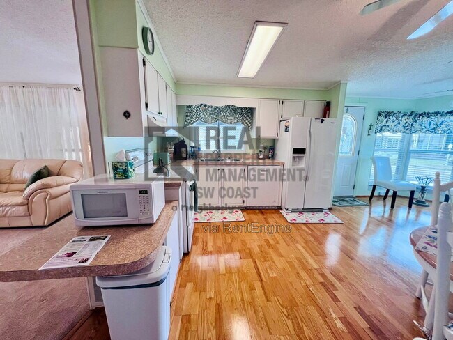 Building Photo - 202 Fan Palm Ln