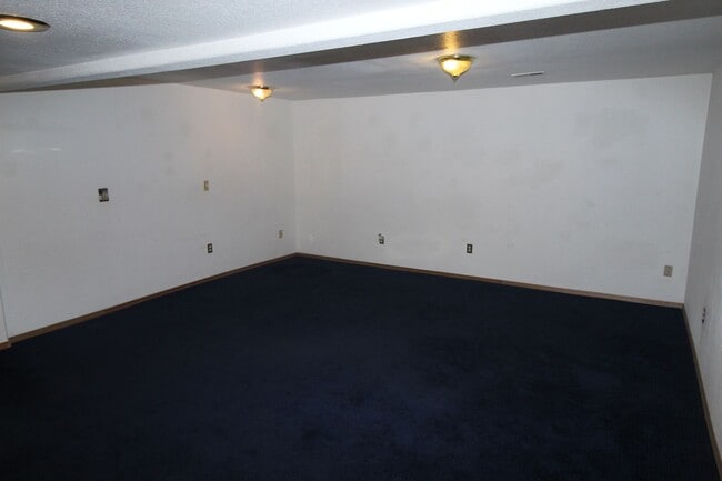 Building Photo - 6903 N Cincinnati St