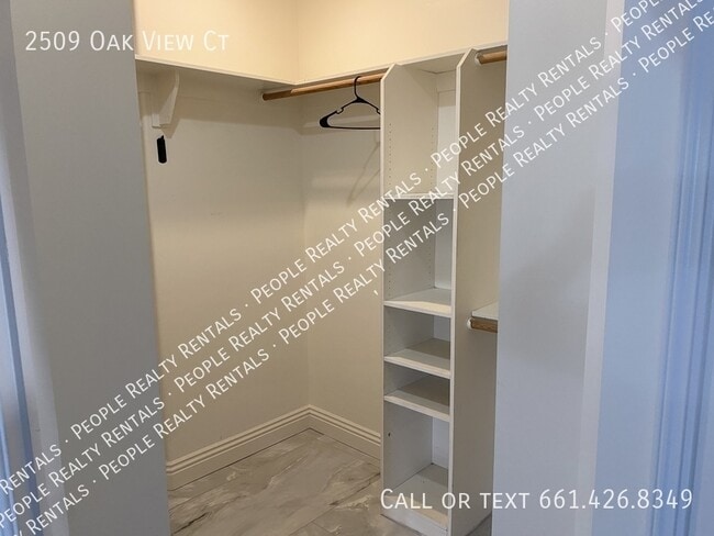 Building Photo - 2509 Oak View Ct
