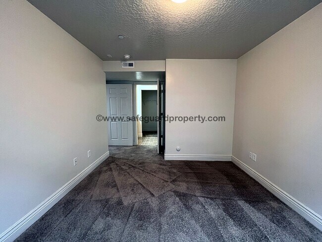 Building Photo - Wonderful 3 Bedroom Condo in Sandy