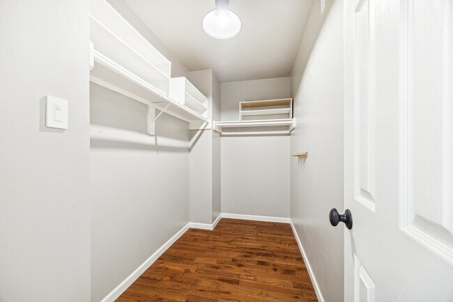 Building Photo - 1138 W 25th St