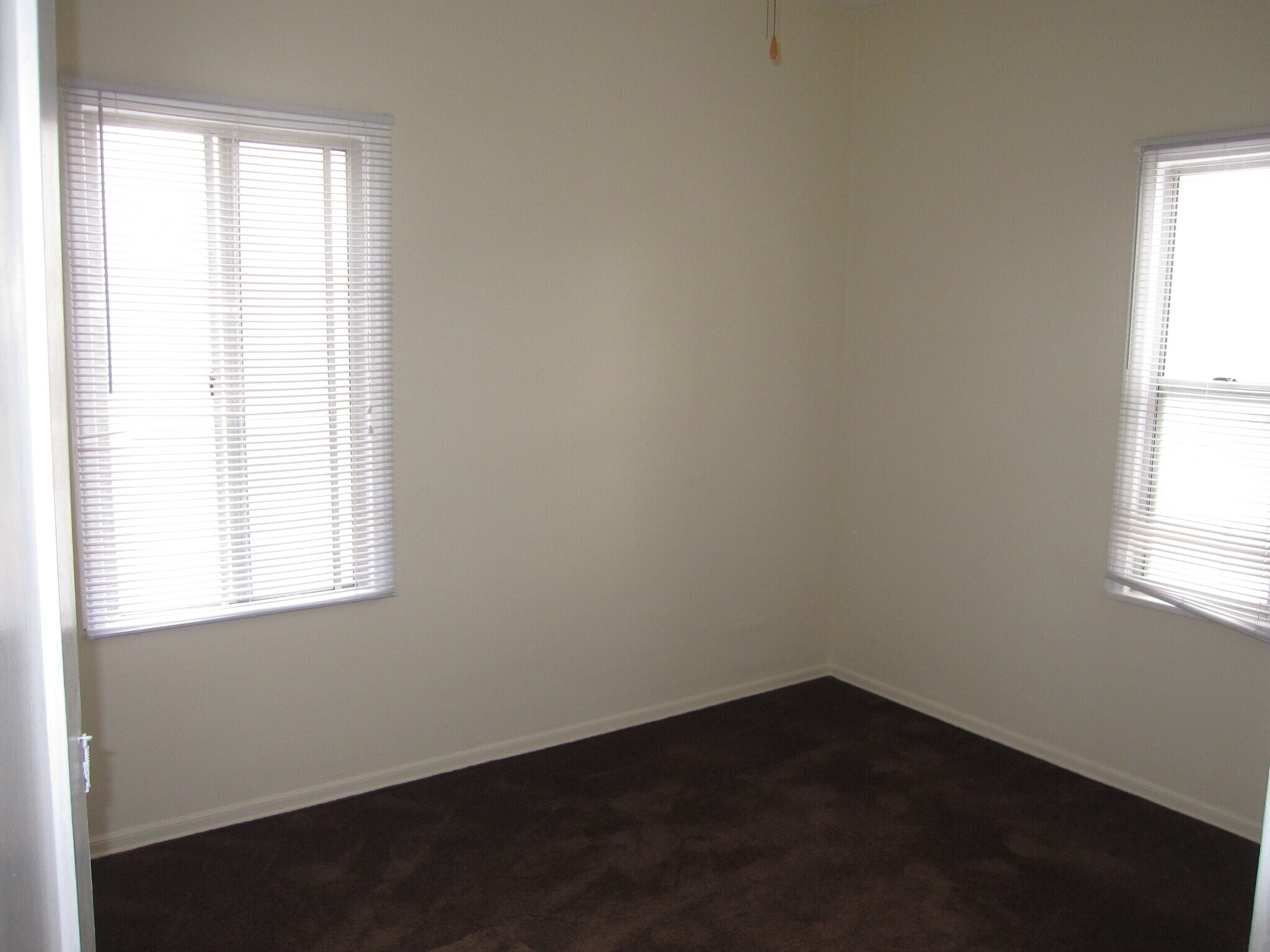 Bedroom - 3915 E Mayfield St