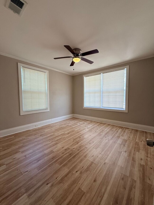 Building Photo - For Rent- 3 Bedrooms, 1 bath