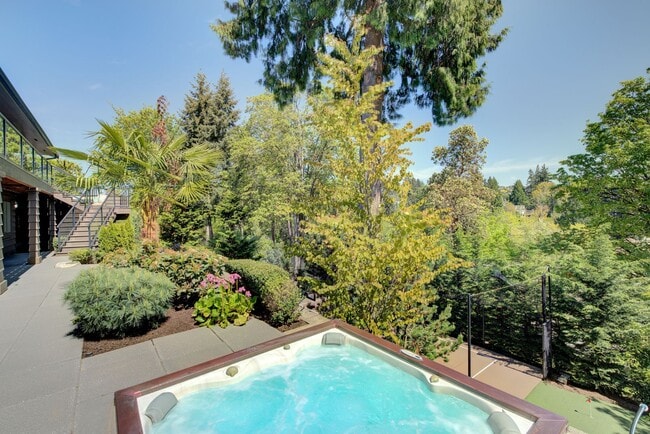 Building Photo - 5bd/4ba Medina Home