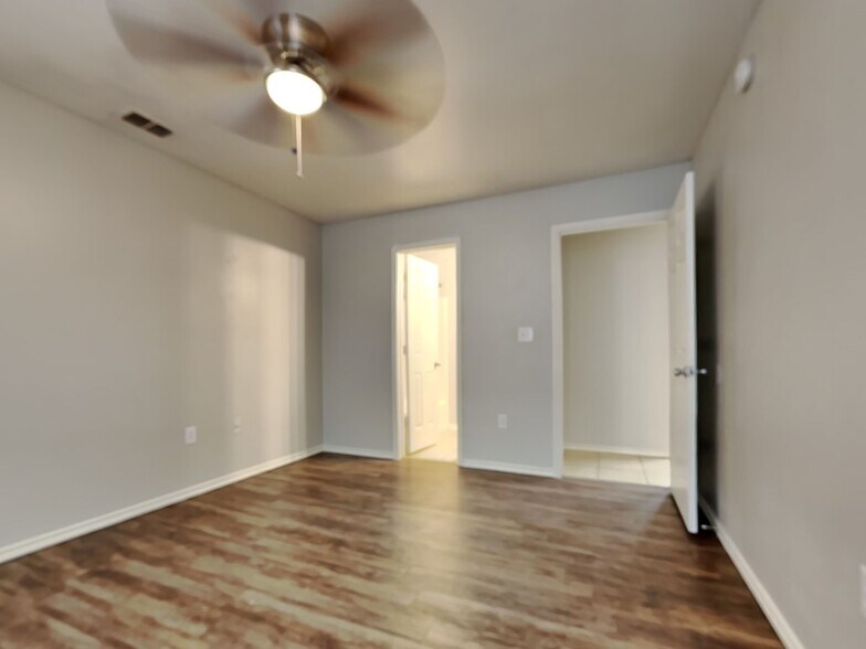 Building Photo - 522 N Brentwood Ave