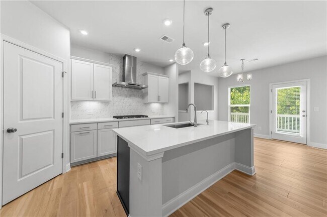 Building Photo - 96 Fairway Dr