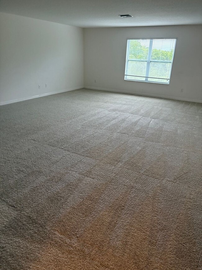 Building Photo - IMMEDIATE OCCUPANCY !!! LARGE// 5 Bedroom ...