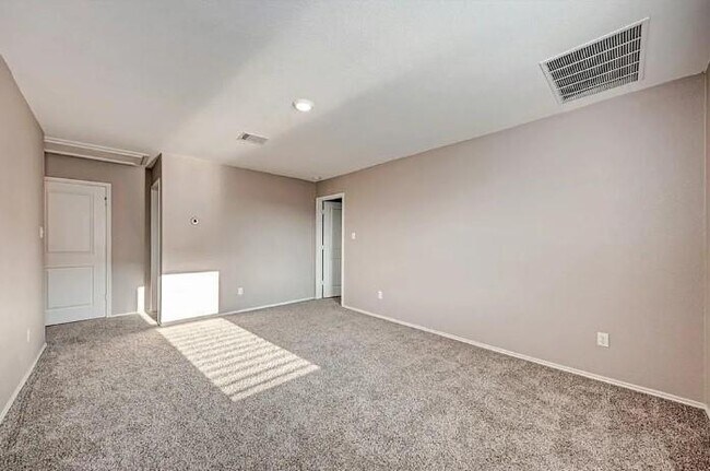 Building Photo - 817 Circle Wy