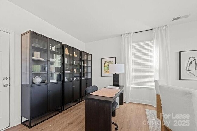 Building Photo - 1018 Fairway Green Ln