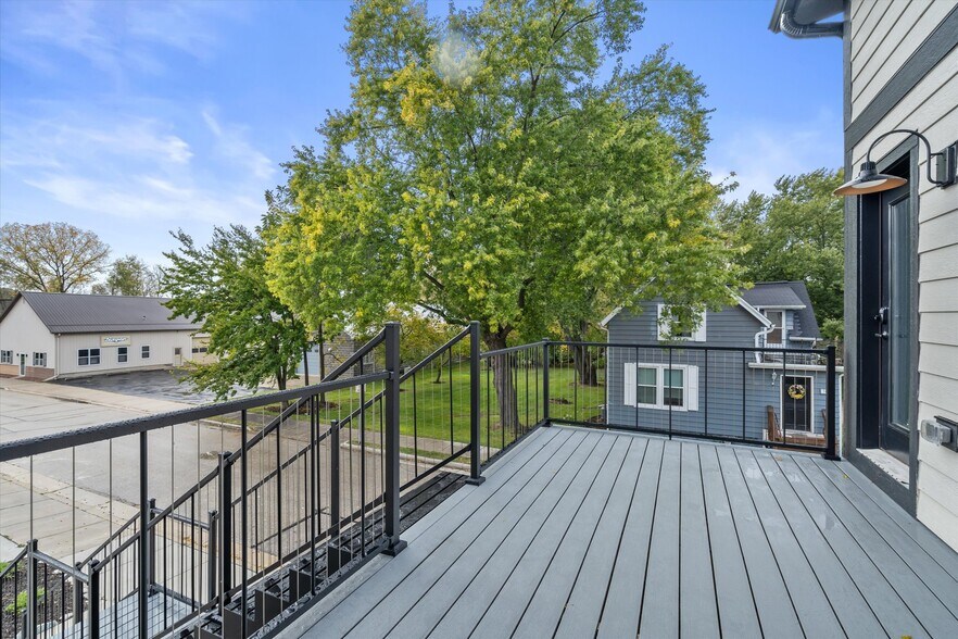 Building Photo - 308 Oak St