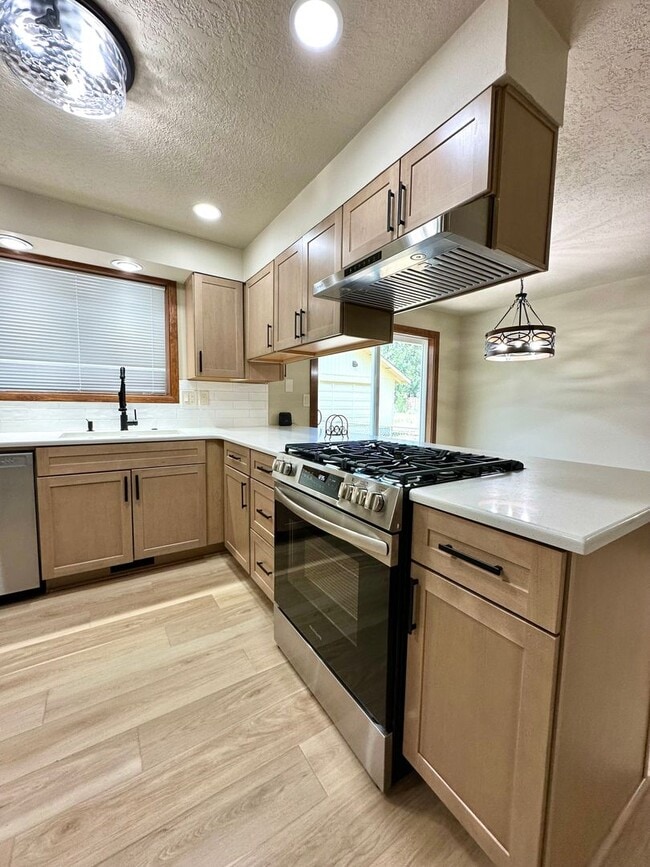 Building Photo - Remodeled 3 Bed Home in Deschutes River Woods with A/C & Large Fenced Yard