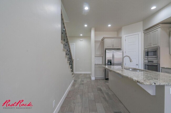 Building Photo - Pet Friendly 4 Bedroom Home! Internet Incl...