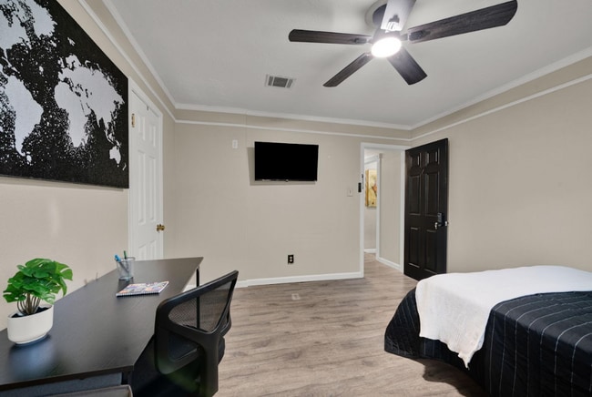 Building Photo - 3539 Westhampton Dr