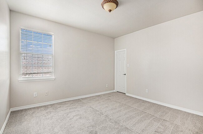 Building Photo - 605 Port Royale Way