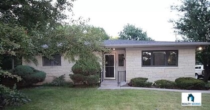 Building Photo - Amazing 2 bed Home!