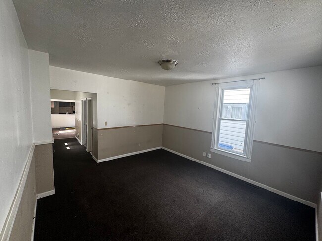 Building Photo - 3 bed/ 1.5 Bath