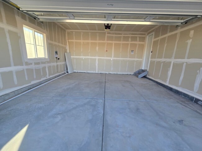 Building Photo - Brand New Aurora Highlands Ranch