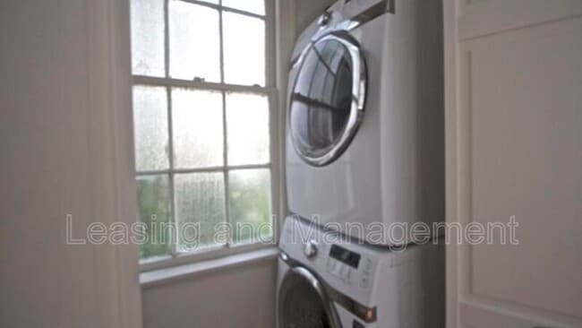 Building Photo - 27 Smith St