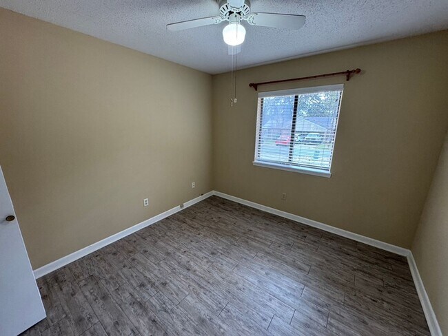 Building Photo - 201 Bartonwood Ct