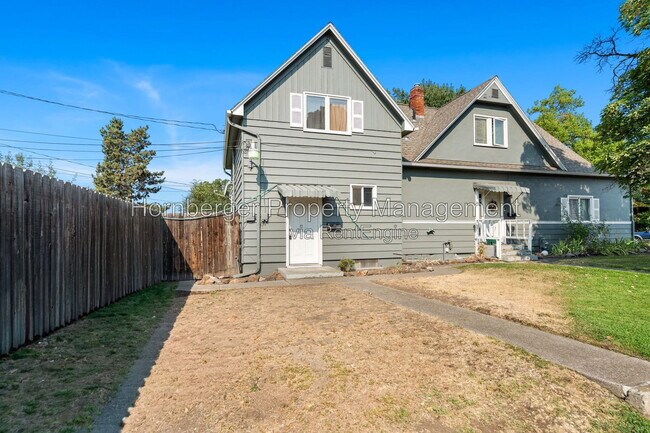 Building Photo - 1619 N Oak St