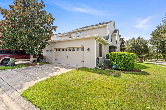 Building Photo - Spacious 3-Bed, 2.5 Bath End Unit Townhome in Windermere with 2 Car Garage!